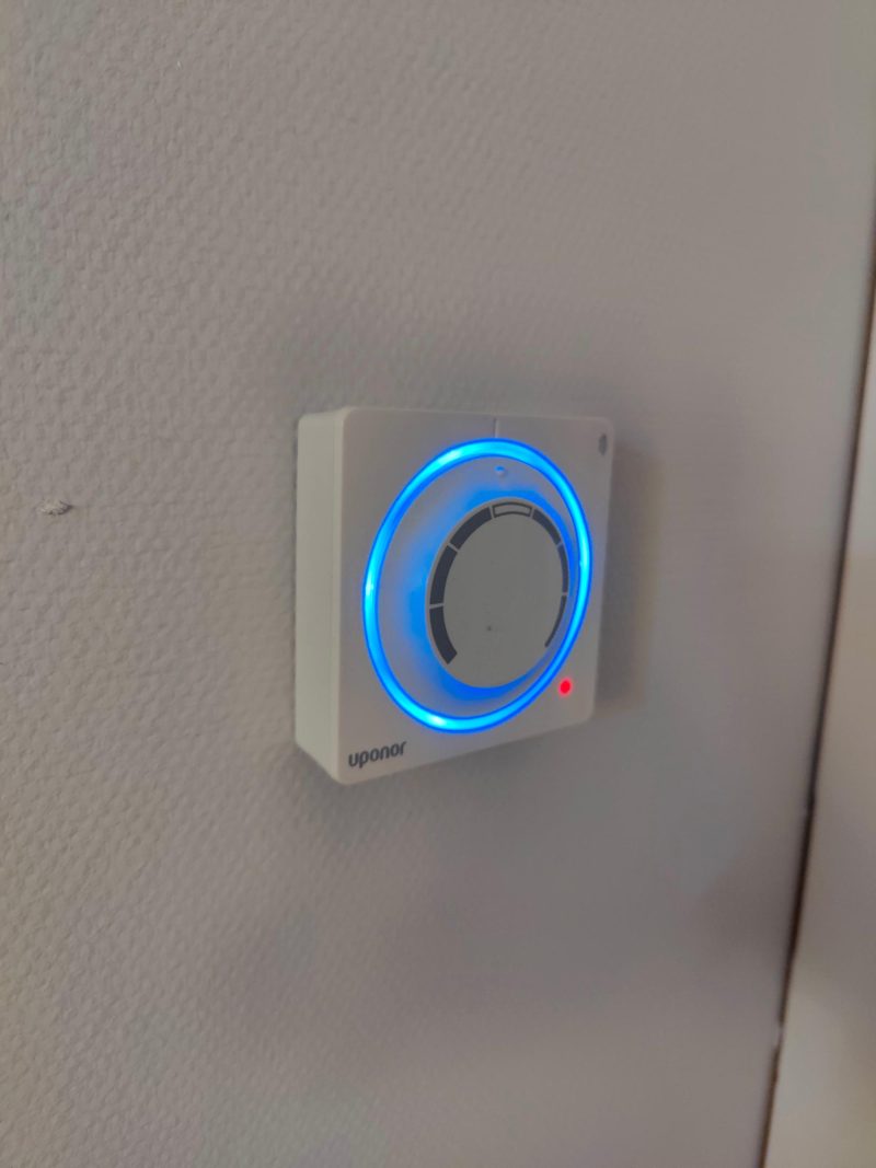 Lattialämmityksen huonetermostaatti - LVI-Pitkänen